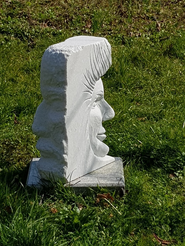 Marmor-Skulptur-Doppelkopf-Standort-Rietenau