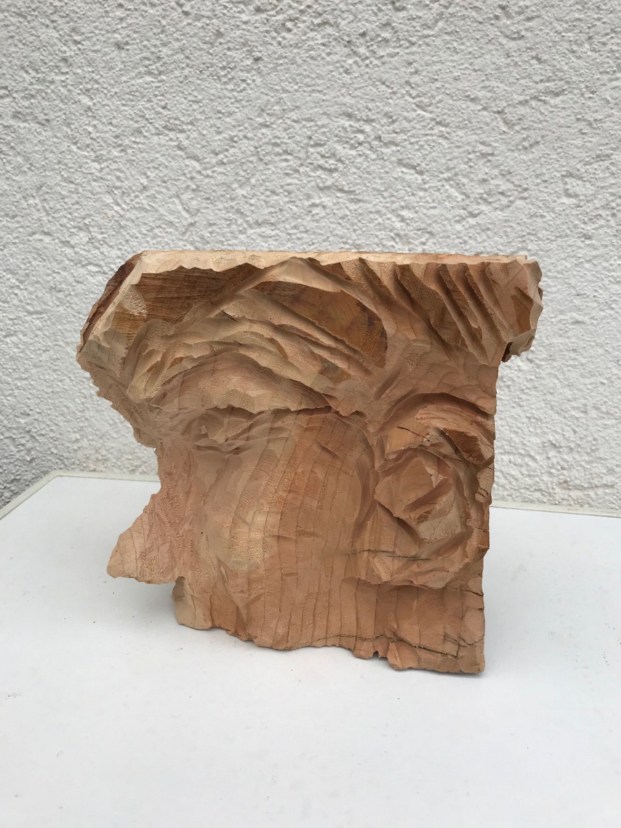 Sinnierend-2-Holz-Hoehe-26-cm-Breite-28-cm-2024_Bildgroesse-aendern