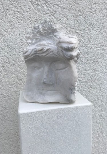 Ansicht Alabasterkopf mit mehreren Gesichtern Ansicht 1