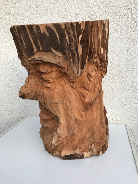 Ein-Kopf-aus-Holz-Ansicht-1-Hoehe-45-cm-2024_Bildgroesse-aendern