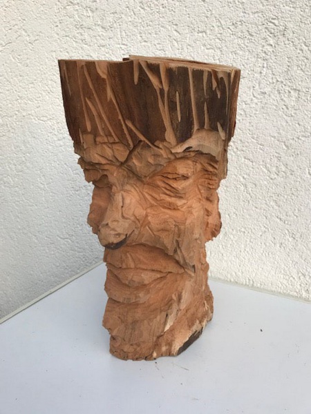Ein-Kopf-aus-Holz-Ansicht-2-Hoehe-45-cm-2024_Bildgroesse-aendern