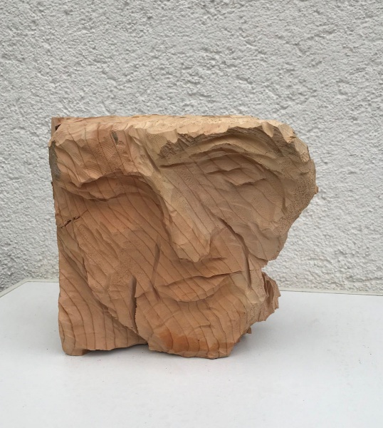 Sinnierend-1-Holz-Hoehe-26-cm-Breite-28-cm-2024_Bildgroesse-aendern