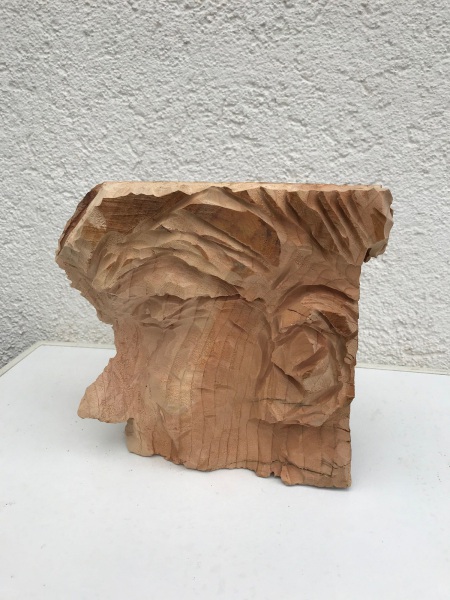 Sinnierend-2-Holz-Hoehe-26-cm-Breite-28-cm-2024_Bildgroesse-aendern