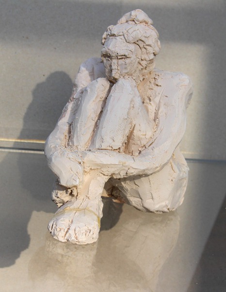 Weibliche Figur, sitzend